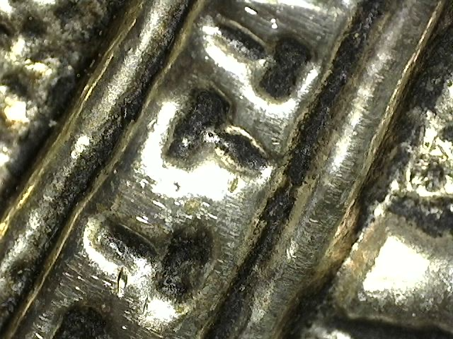 Nepalesischer Buddha aus silberfarbener Kupferlegierung, Abhaya-Mudra