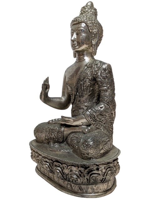 Nepalesischer Buddha aus silberfarbener Kupferlegierung, Abhaya-Mudra