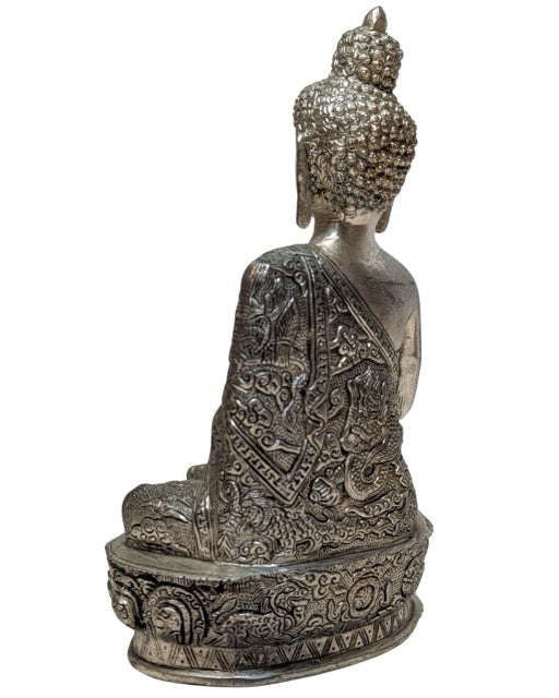 Nepalesischer Buddha aus silberfarbener Kupferlegierung, Abhaya-Mudra