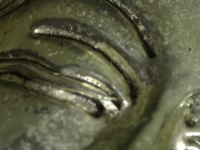 Nepalesischer Buddha aus silberfarbener Kupferlegierung, Abhaya-Mudra