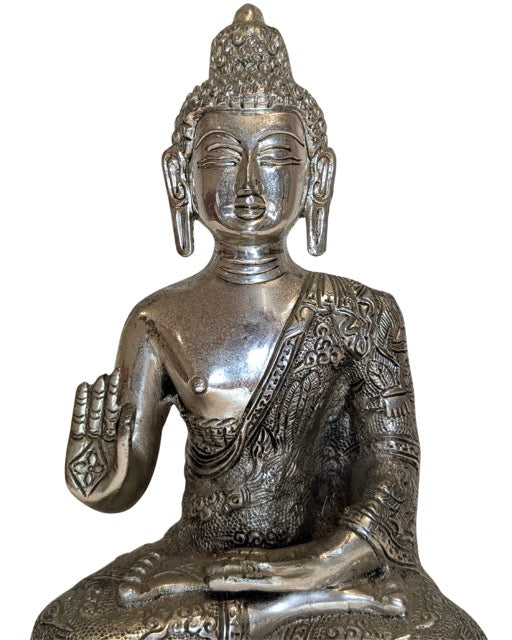 Nepalesischer Buddha aus silberfarbener Kupferlegierung, Abhaya-Mudra