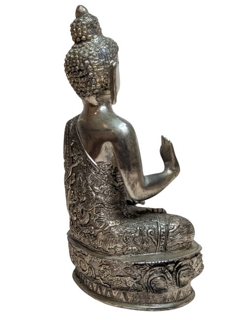 Nepalesischer Buddha aus silberfarbener Kupferlegierung, Abhaya-Mudra