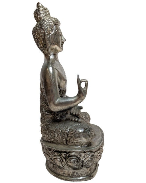 Nepalesischer Buddha aus silberfarbener Kupferlegierung, Abhaya-Mudra