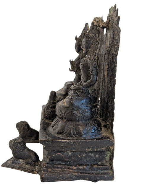 Nepalesische Shiva- und Parvati-Statuen mit sichtbaren Resten der ursprünglichen Feuervergoldung