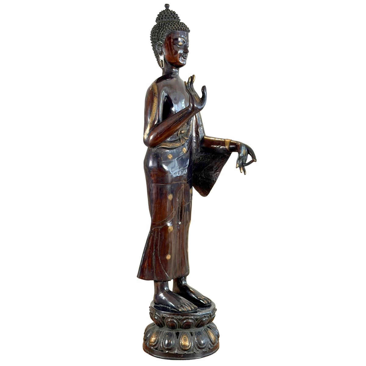 Stehender Buddha in Dreiviertelansicht von vorn, mit dem von der linken Hand herabfallenden Gewand