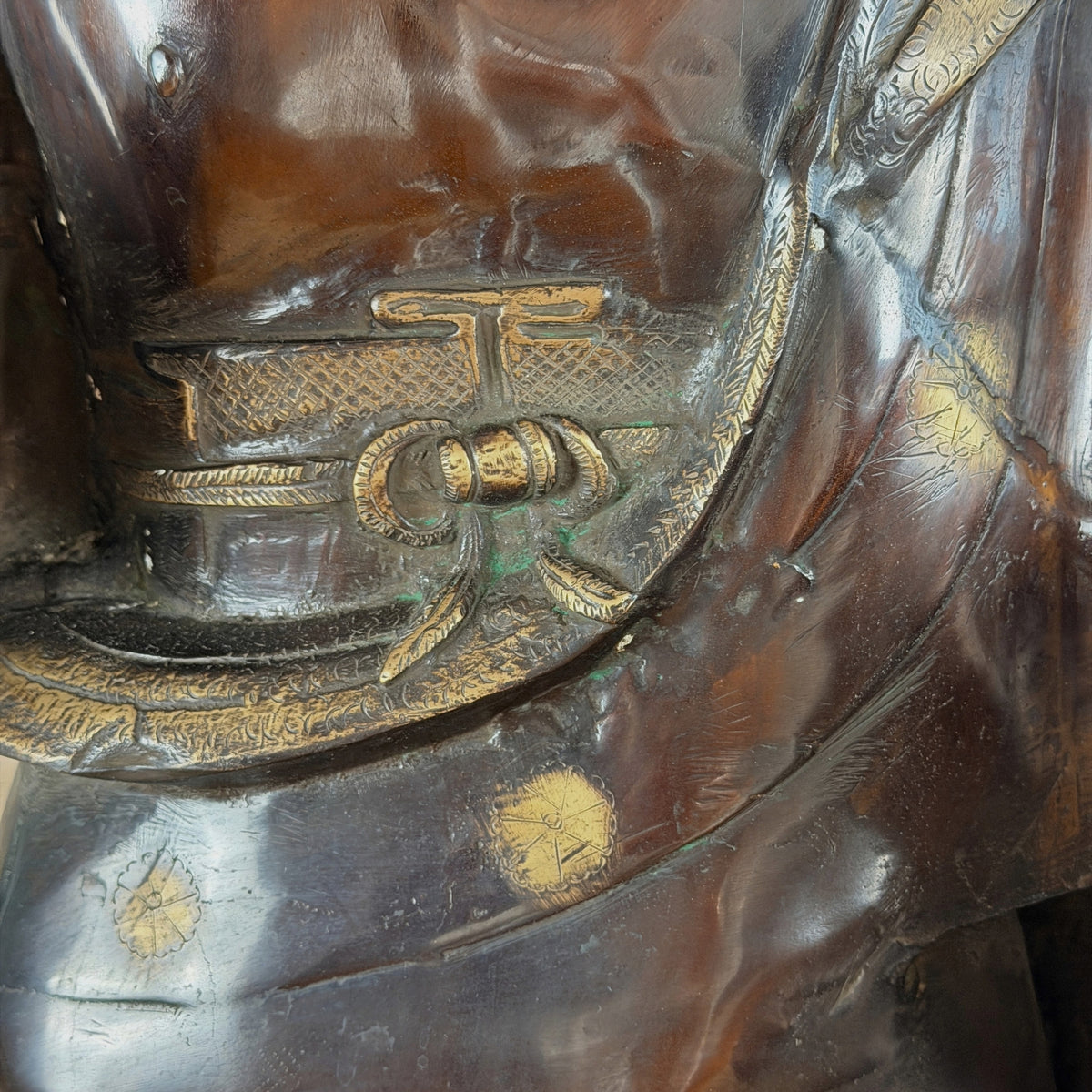 Gürtel mit vergoldetem Knoten, graviertem Gewandsaum und vergoldeten Rosetten, Detail