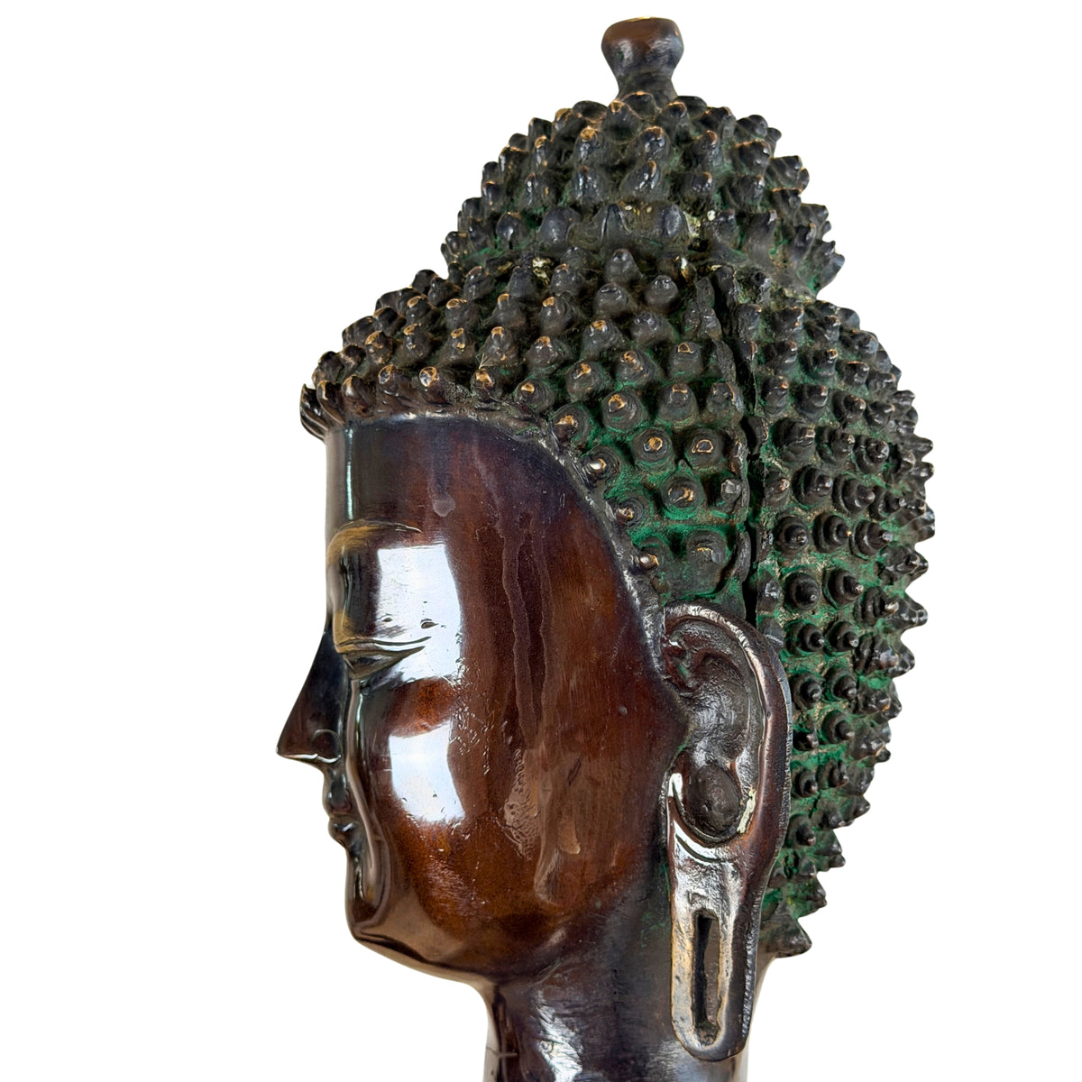 Kopf im Profil, andere Seite, mit langem Ohrläppchen und vergoldet betontem Auge