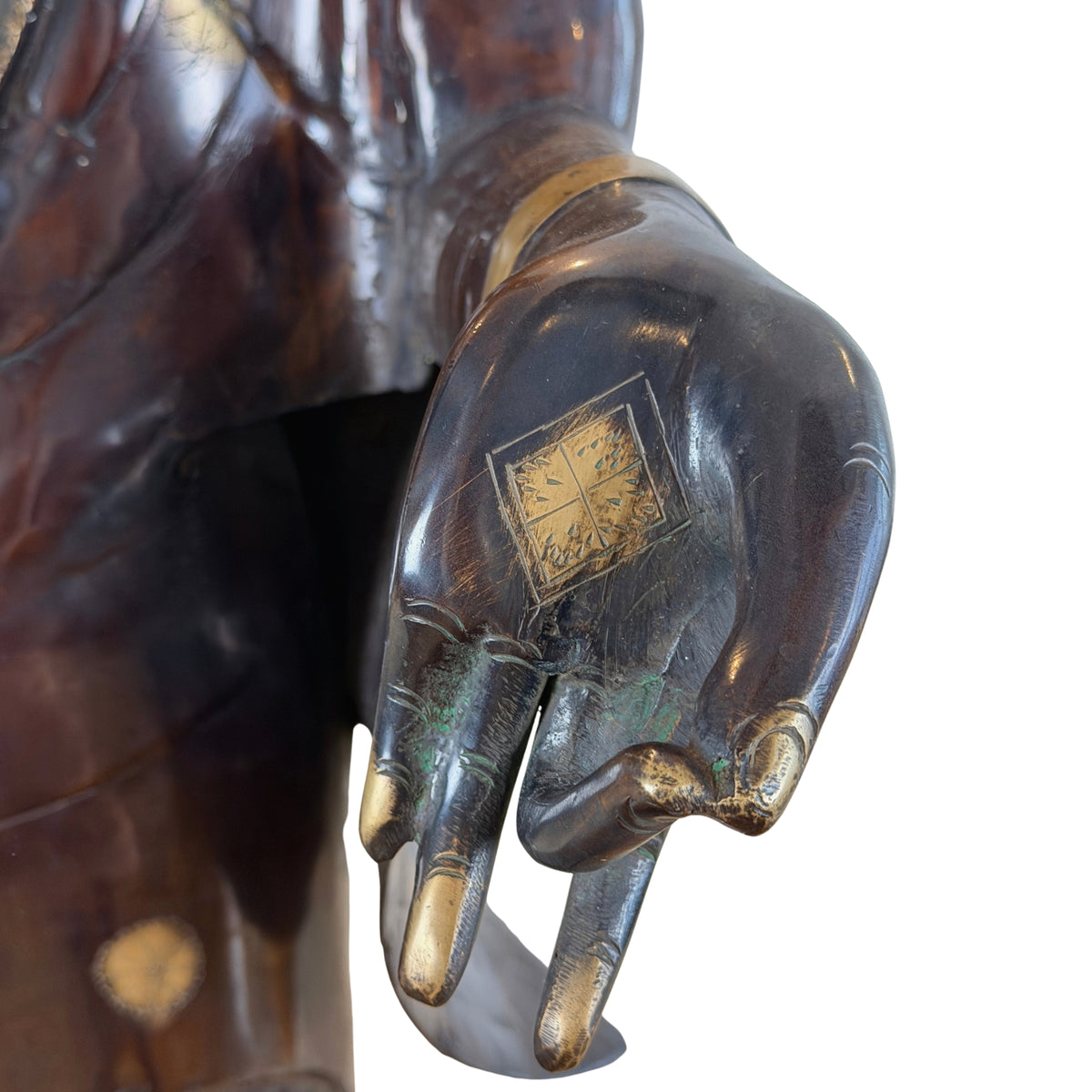 Gesenkte linke Hand mit vergoldetem Handflächenzeichen und vergoldeten Fingerspitzen, Detail