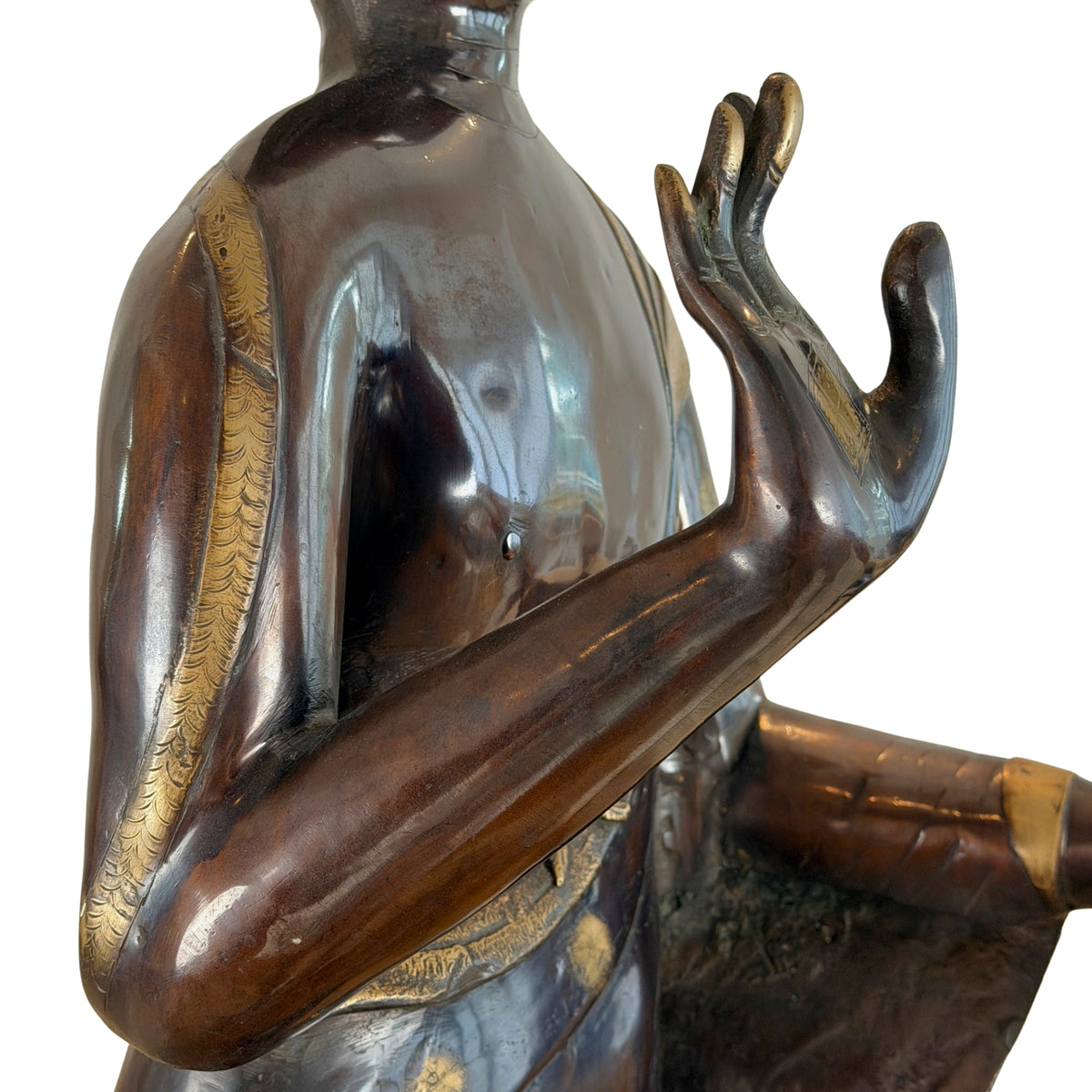 Erhobener rechter Arm in Abhaya-Mudra von der Seite, mit vergoldetem Gewandsaum