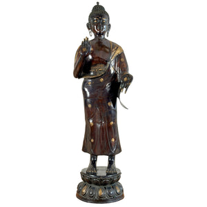 Monumentaler stehender Bronze-Buddha aus Nepal in Abhaya-Mudra, teilvergoldet, um 1900–1945