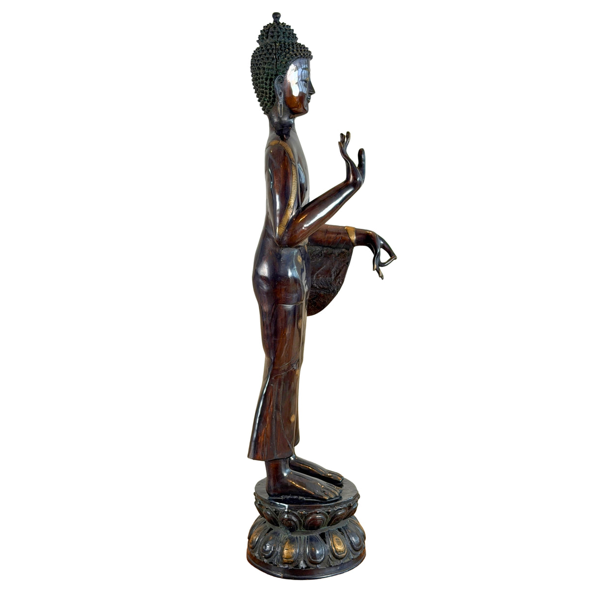 Seitenansicht des stehenden Buddhas auf dem Lotossockel