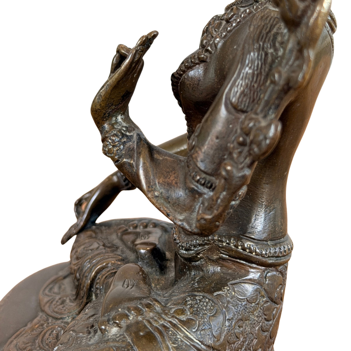 Opgeheven hand, neerhangende hand en gekruiste benen van opzij, detail