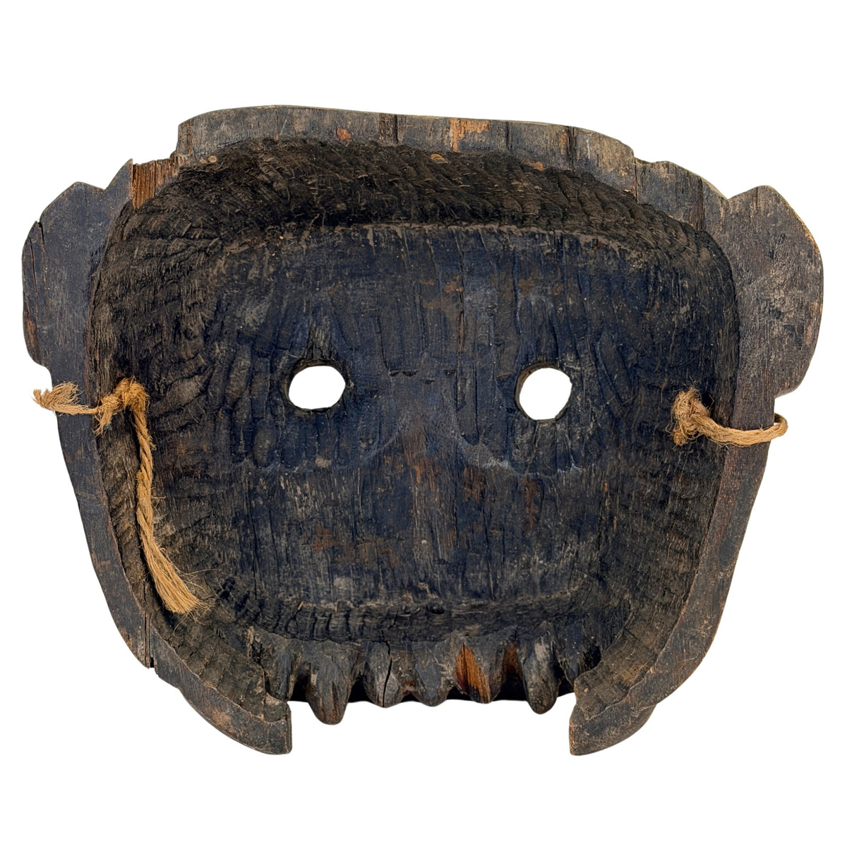 Rückseite der nepalesischen Holz-Schamanenmaske mit alten Seilresten und tiefer Aushöhlung