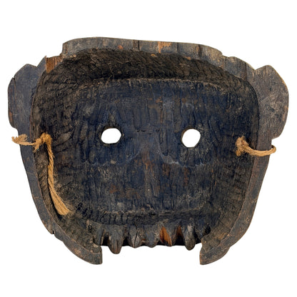 Rückseite der nepalesischen Holz-Schamanenmaske mit alten Seilresten und tiefer Aushöhlung
