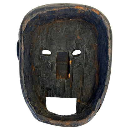 Rückseite der nepalesischen Holz-Schamanenmaske mit tiefer Aushöhlung und alten Beitelspuren