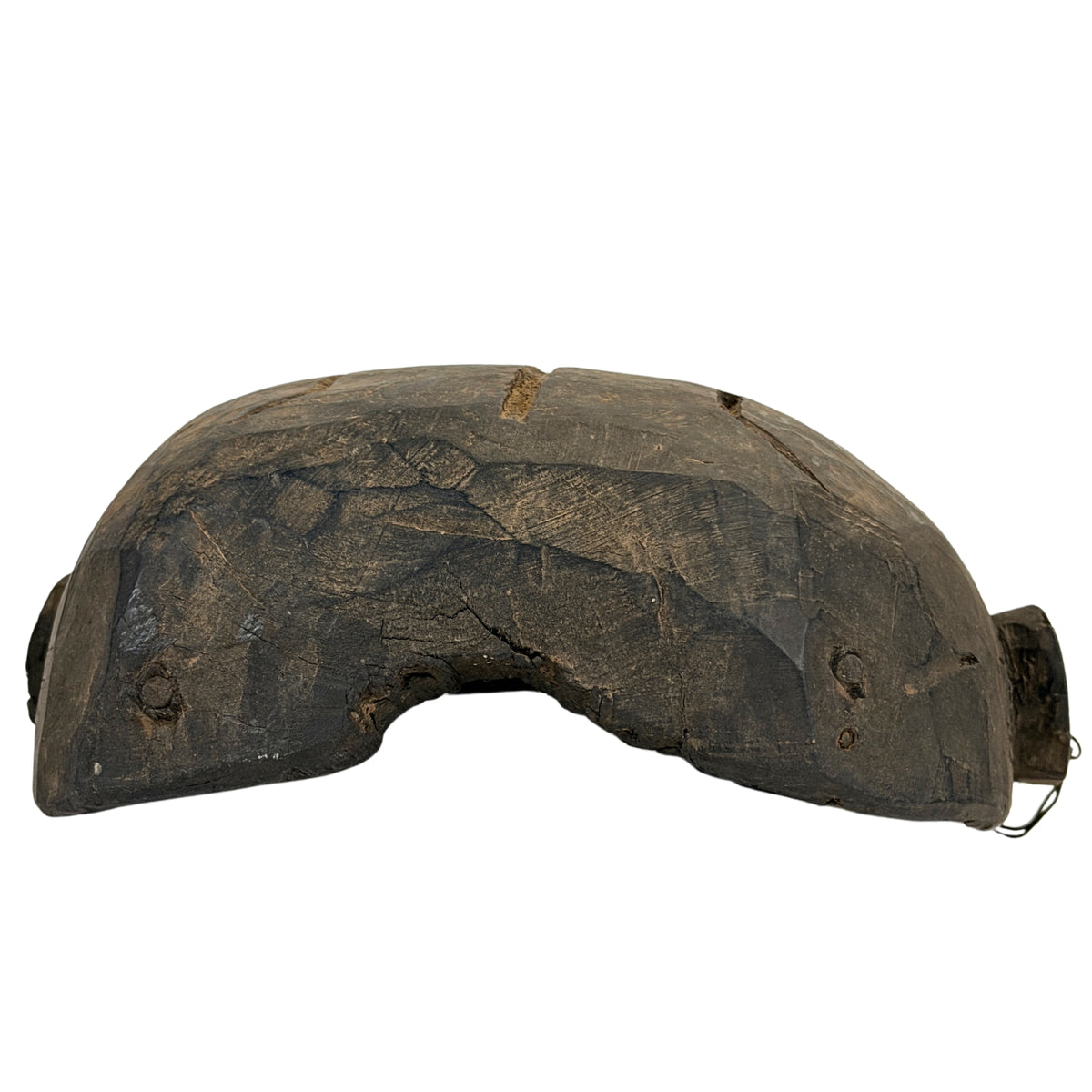 Unterkante der nepalesischen Holz-Schamanenmaske mit alten Beitelspuren und Tragekonstruktion