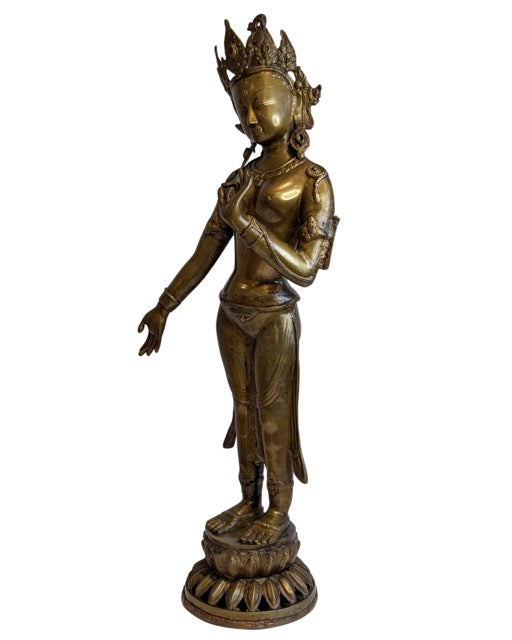 Bronzene Tara aus Nepal mit elegantem Kontrapost und anmutiger Armhaltung