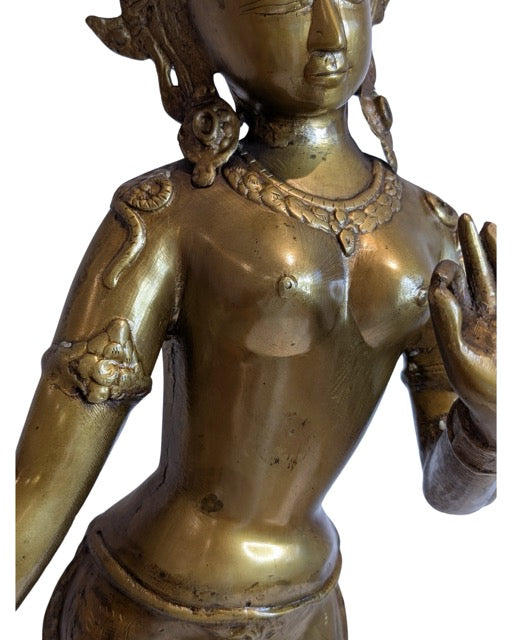Stehende Tara aus Nepal, gefertigt als imposantes Objekt für einen Tempel oder Innenraum