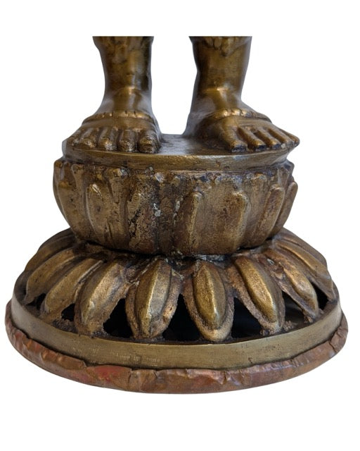 Feuervergoldete Tara aus Nepal, elegant auf einem Lotussockel stehend