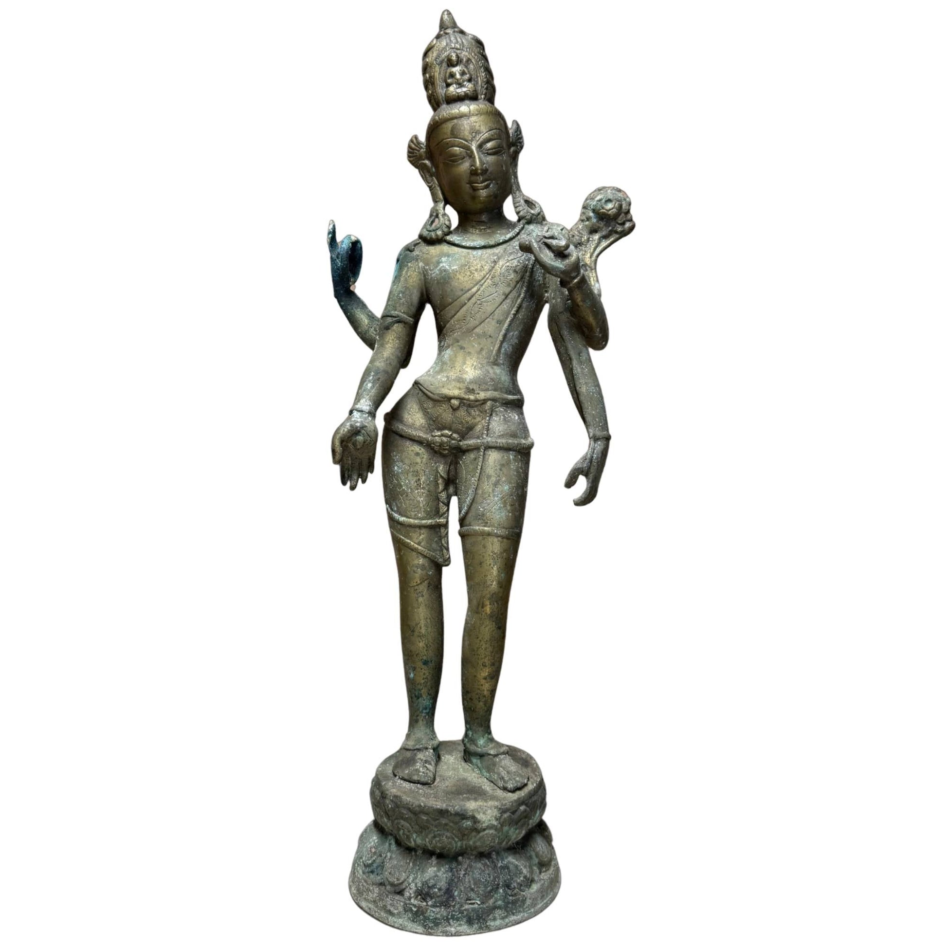 Nepalesischer vierarmiger Avalokiteshvara aus feuervergoldeter Bronze, 17. Jahrhundert, 55 cm – Vorderansicht