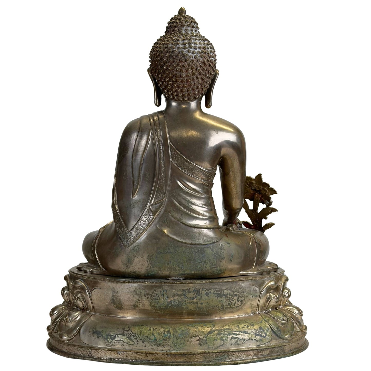 Rückseite eines antiken Newar Bhaisajyaguru aus versilberter Bronze auf einem zweiteiligen Lotusthron, mit natürlicher Patina, Gebrauchsspuren und einer fein gravierten Mönchsrobe auf der Rückseite.