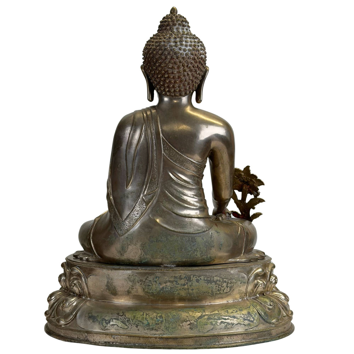 Rückseite einer antiken Newar Bhaisajyaguru aus versilbertem Bronze auf einem zweiteiligen Lotus‑Thron, mit natürlicher Patina, Verschleiß und fein graviertem Mönchsspeer am Rücken.