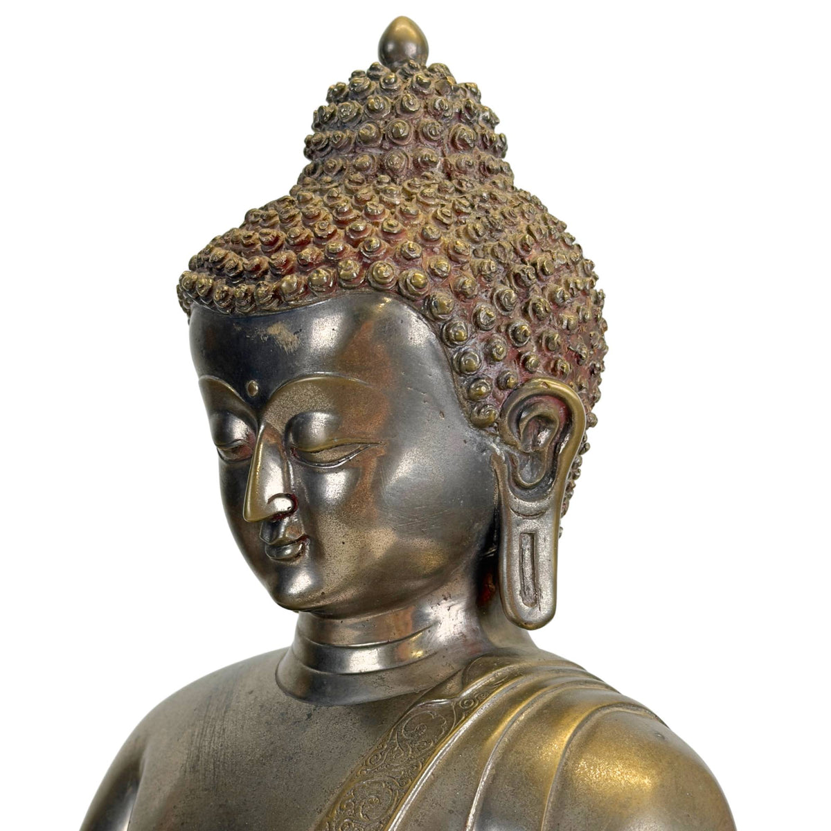 Schräg dargestelltes Detail des Gesichts einer antiken Newar Bhaisajyaguru aus vergoldeter Bronze mit feinen mandelförmigen Augen, weichen Lippen, langen Ohrläppchen, charakteristischen Haarlocken und natürlicher Abnutzung, passend zu einem Bild aus dem 14.-15. Jahrhundert.