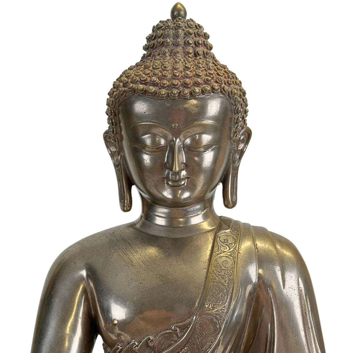 Detail des Gesichts einer antiken Newar Bhaisajyaguru aus versilbertem Bronze mit ruhigem Ausdruck, mandelförmigen Augen, fein modellierten Lippen, Urna und charakteristischen Haarlocken mit natürlicher Abnutzung und Patina.