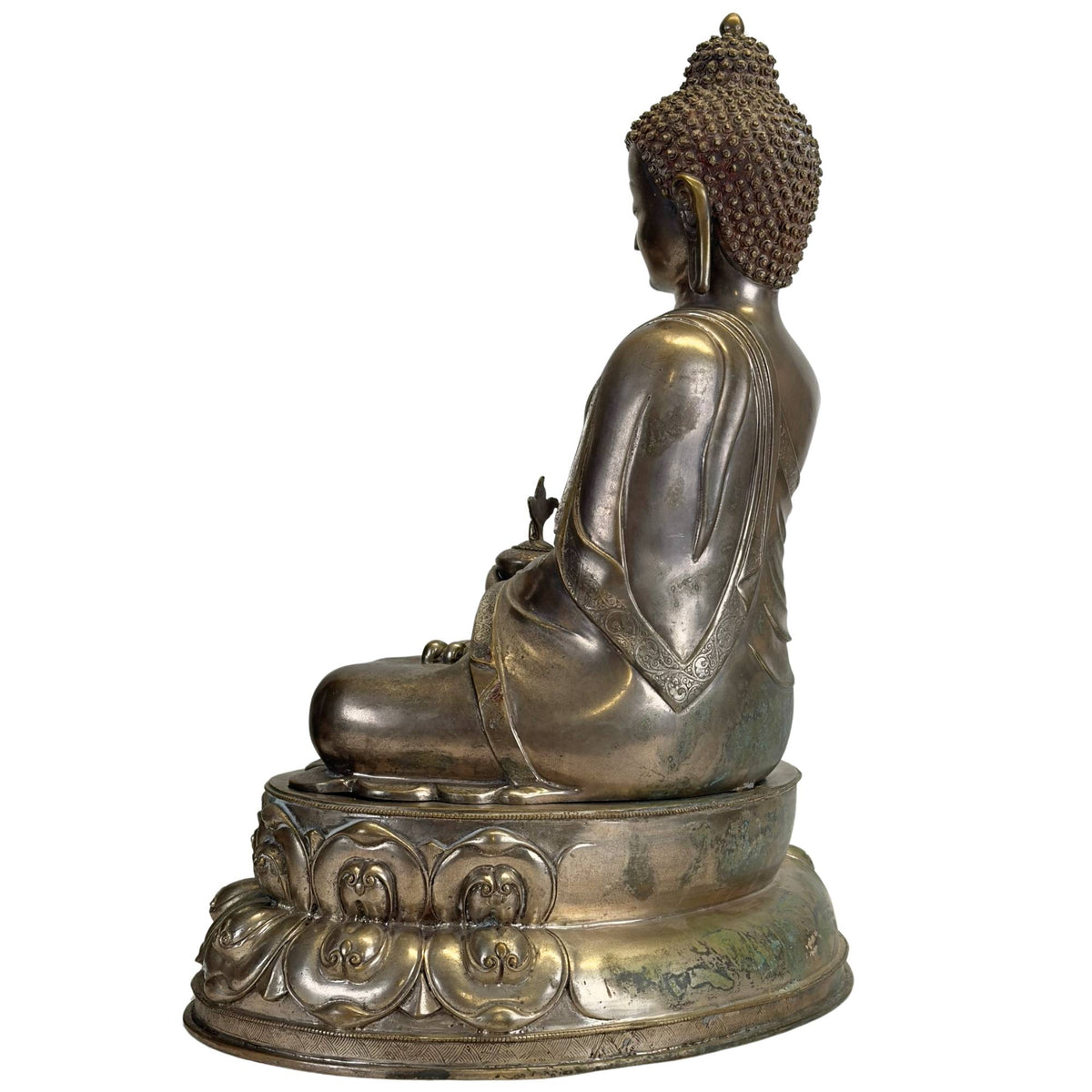 Linke Seite einer antiken Newar Bhaisajyaguru aus versilbertem Bronze auf einem zweiteiligen Lotus‑Thron, mit natürlicher Patina, gravierter Mönchsspitze und altersgerechtem Verschleiß.