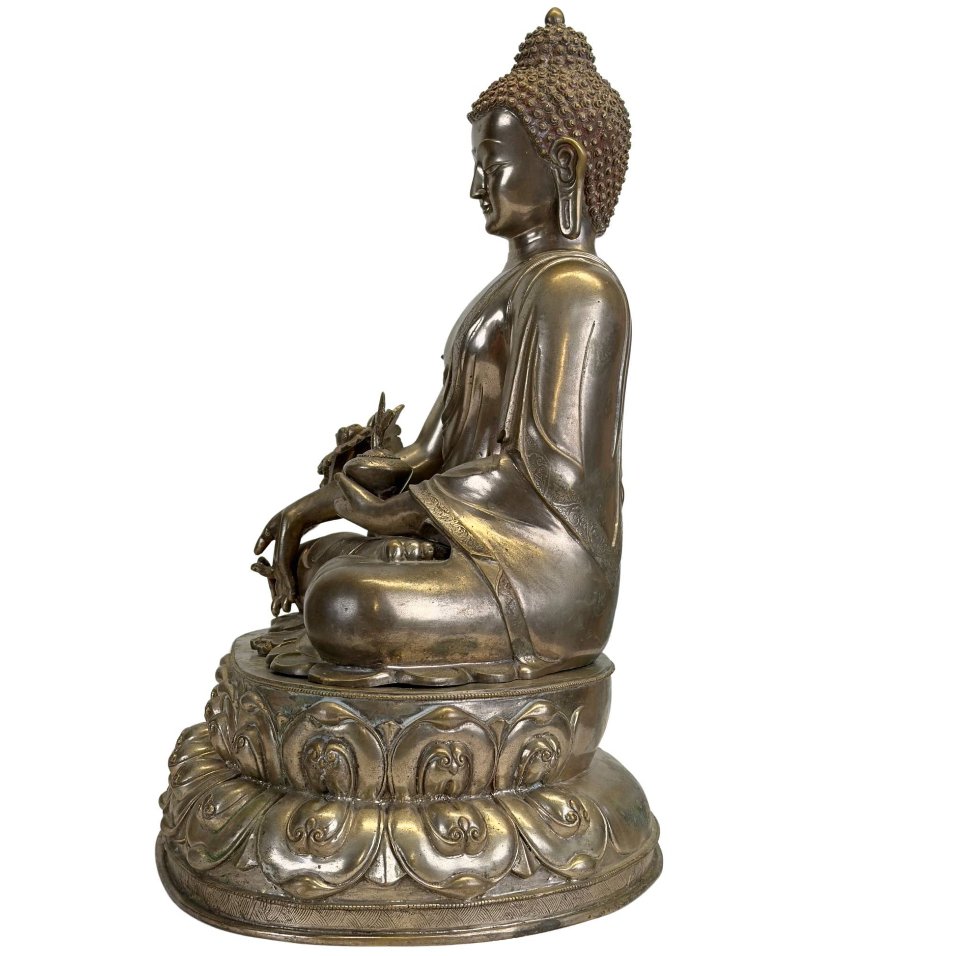 Rechte Seite eines antiken Newar Bhaisajyaguru aus versilberter Bronze mit Medizintopf, gravierter Mönchsrobe, zweiteiligem Lotusthron und natürlicher Patina, die auf ein hohes Alter hindeutet.