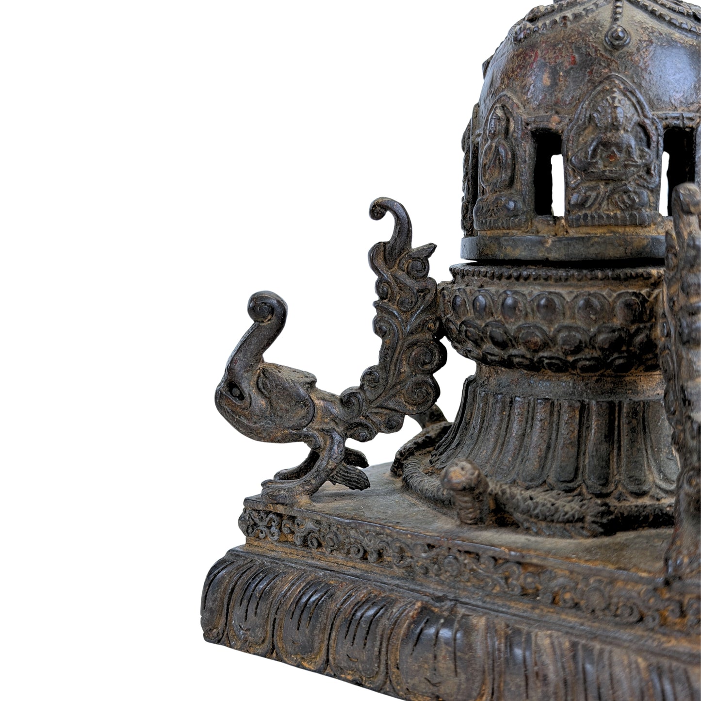 Bronzenes Newar-Chaitya-Räuchergefäß – Makara und floraler Dekor
