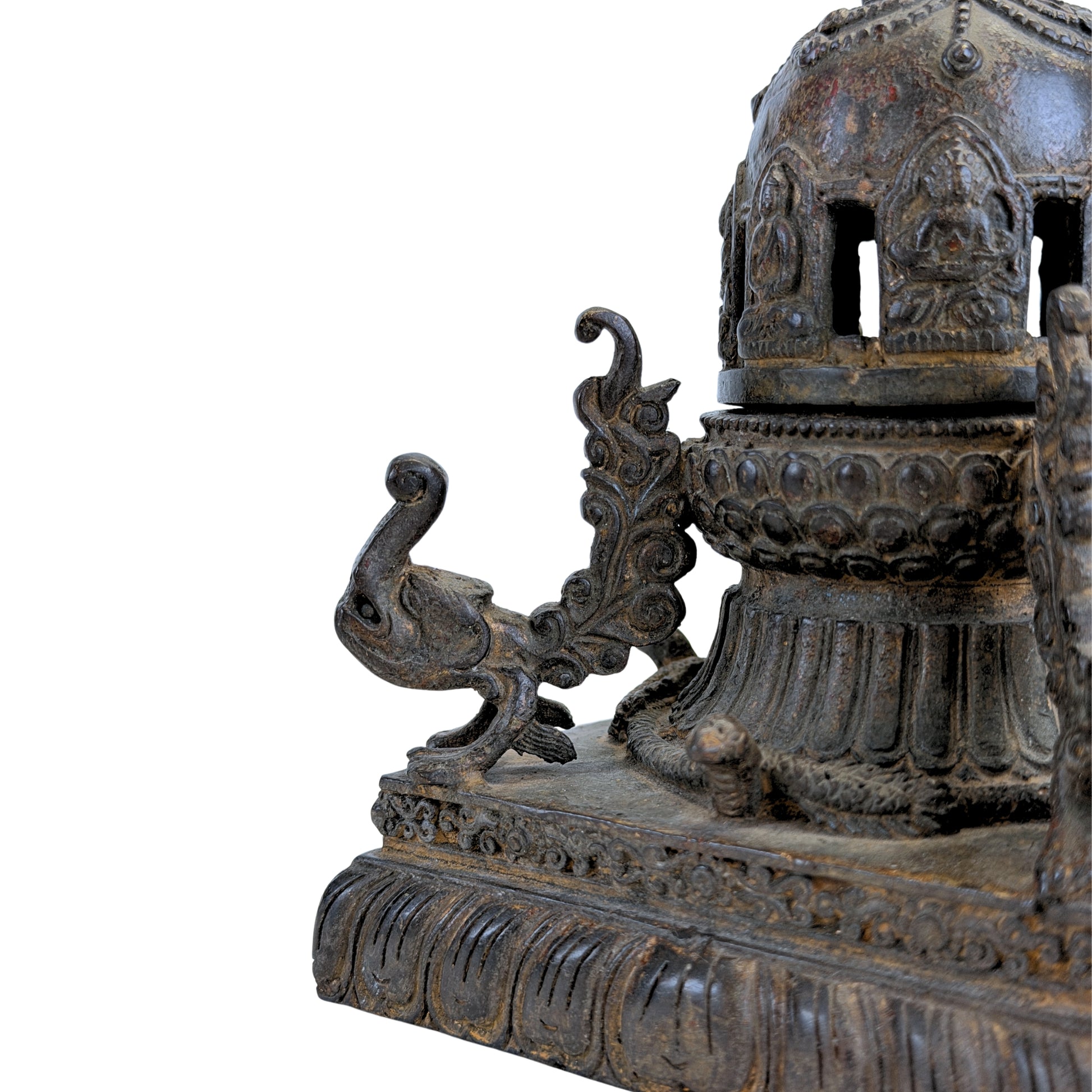 Bronzenes Newar-Chaitya-Räuchergefäß – Makara und floraler Dekor