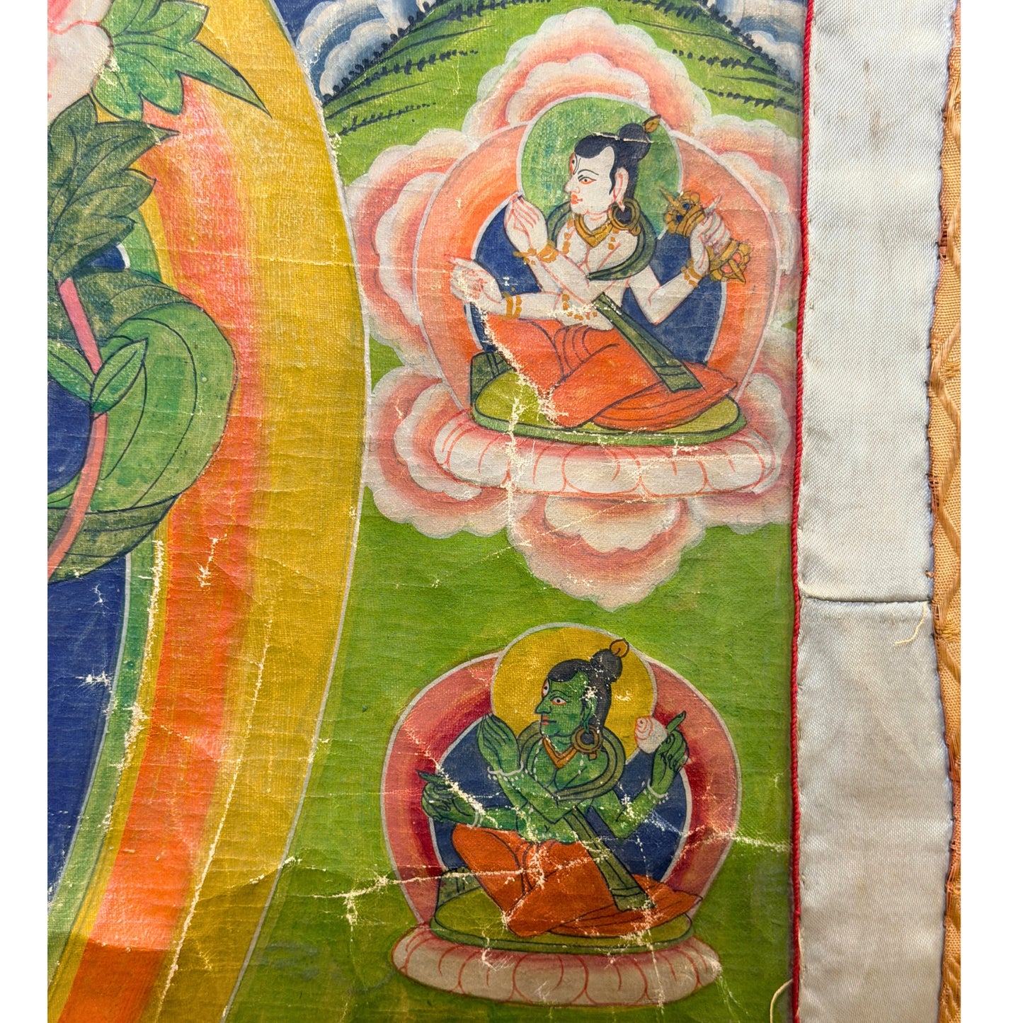 Newar‑Kunst mit rotem Tara und blühendem Lotus