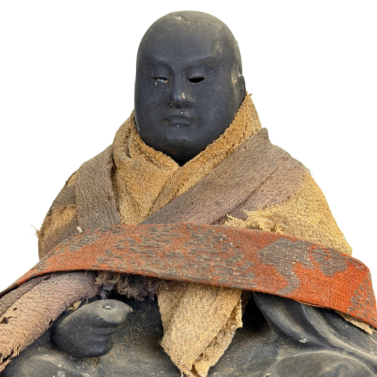 Detail des dunkel lackierten Gesichts des japanischen Nichiren Daishonin