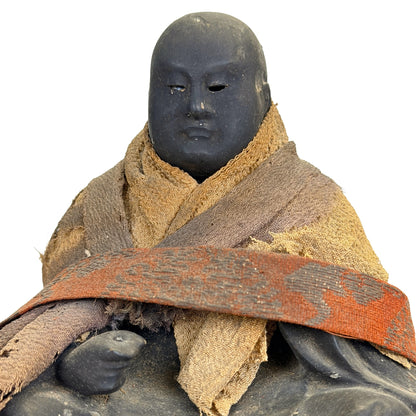 Detail des dunkel lackierten Gesichts des japanischen Nichiren Daishonin