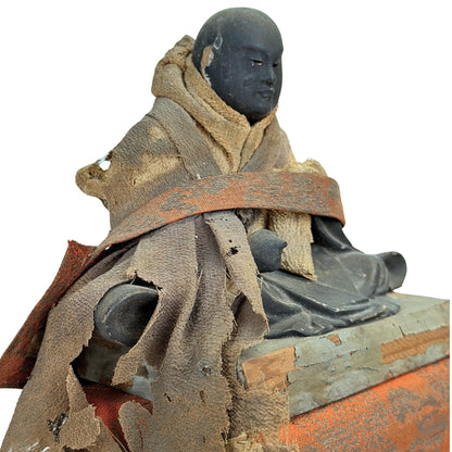 Nahaufnahme des Gesichts und der alten Mönchsgewänder des Nichiren Daishonin
