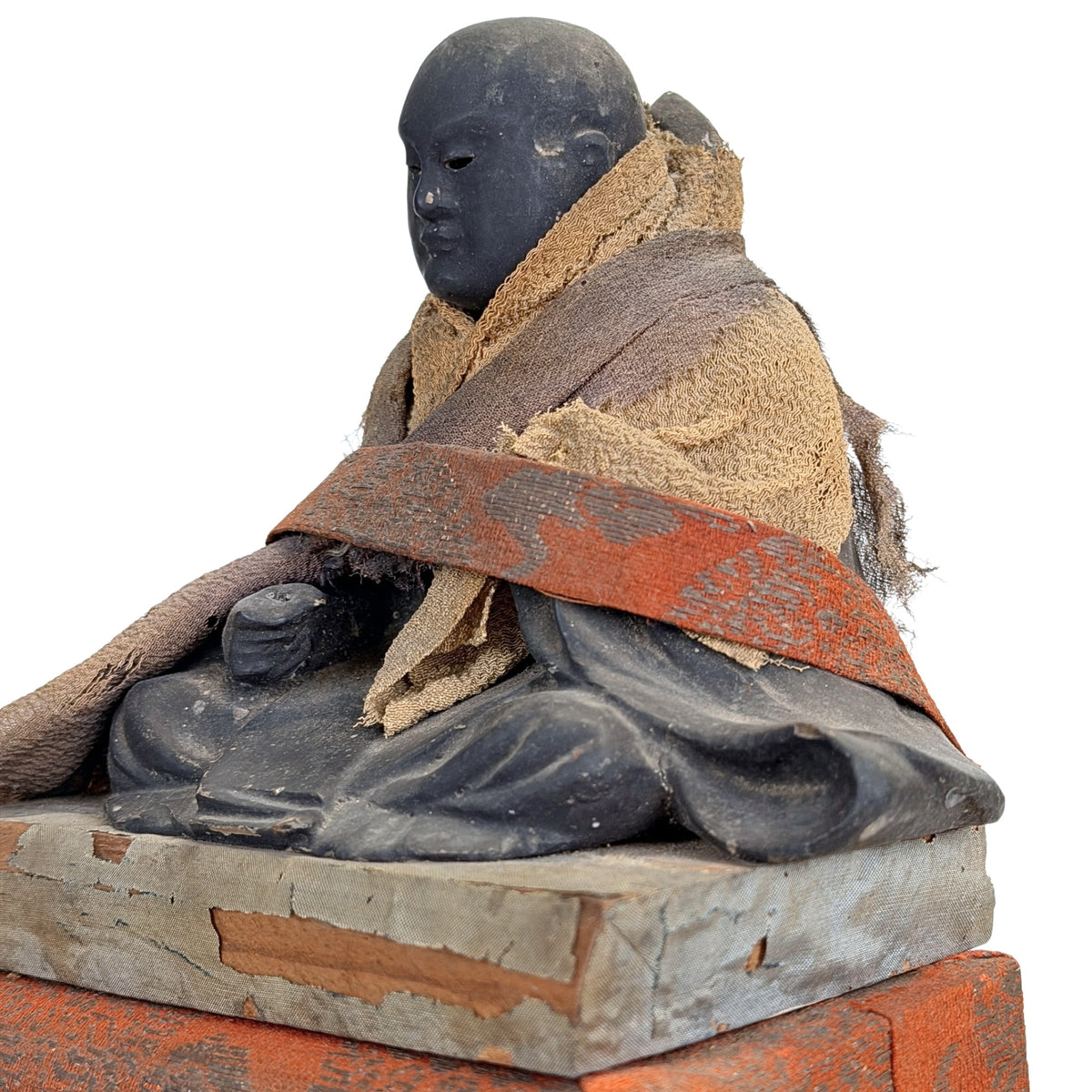 Detail des sitzenden Nichiren Daishonin mit Hand und gefaltetem Gewand