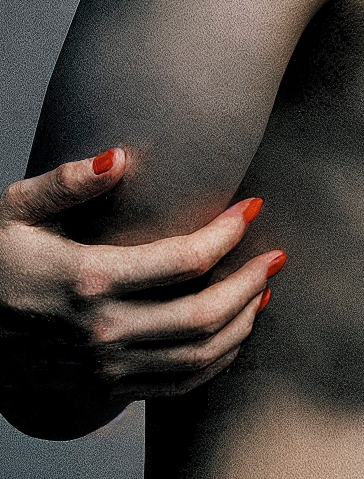 Nahaufnahme der Hand mit rot lackierten Nägeln am Arm der Geisha, die die Kontraste und die Papierqualität verdeutlicht.