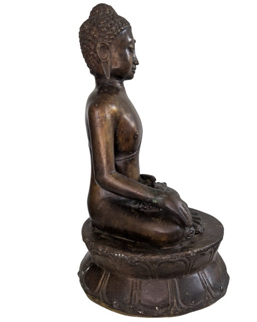 Buddha-Statue im nordthailändischen und burmesischen Shan-Stil.