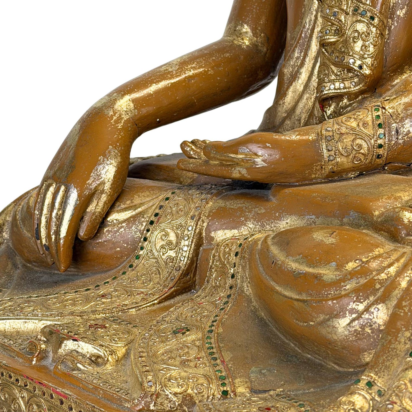 Antiker burmesischer Buddha auf einem alten Holzsockel mit sichtbaren Trocknungsrissen und authentischen Gebrauchsspuren.