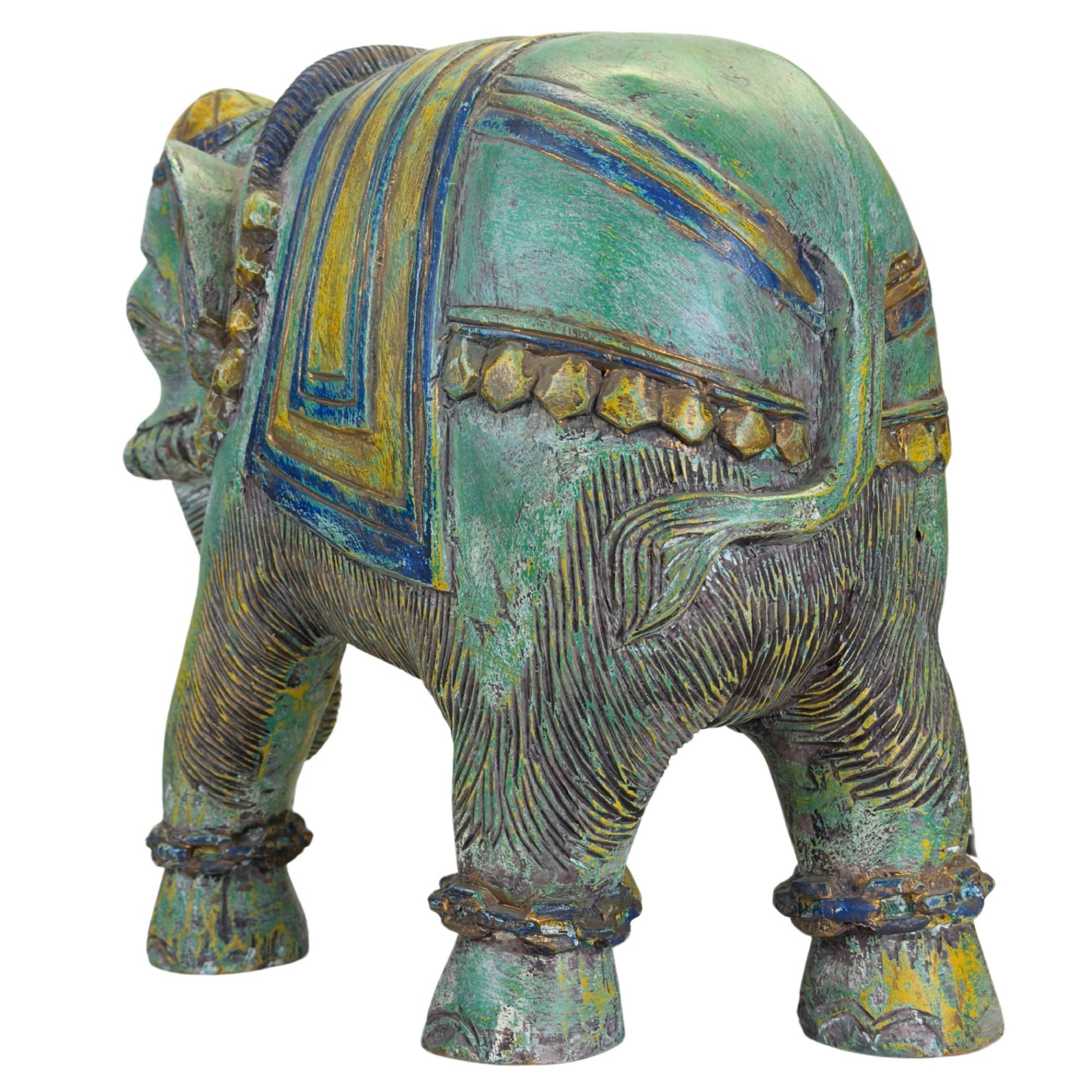 Indischer Elefant mit reich verzierter Zeremoniendecke und Kopfschmuck