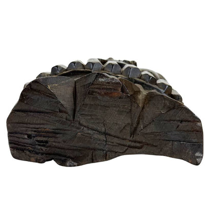 Unterseite einer antiken chinesischen Skulptur mit originalen Meißelspuren und Trockenrissen.