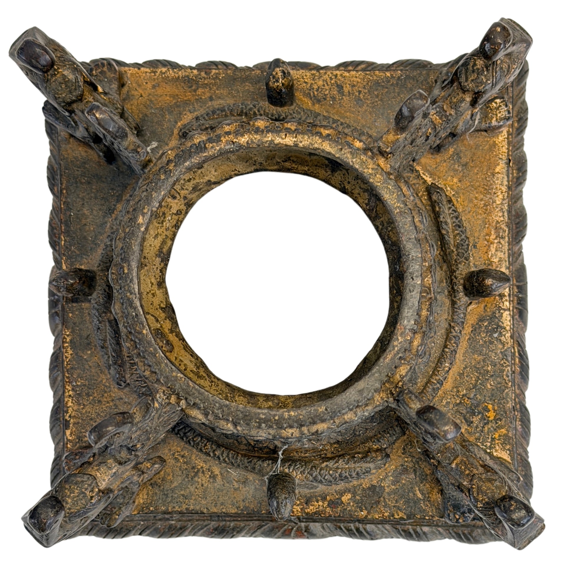 Unterseite des antiken nepalesischen Chaitya-Räuchergefäßes aus Bronze