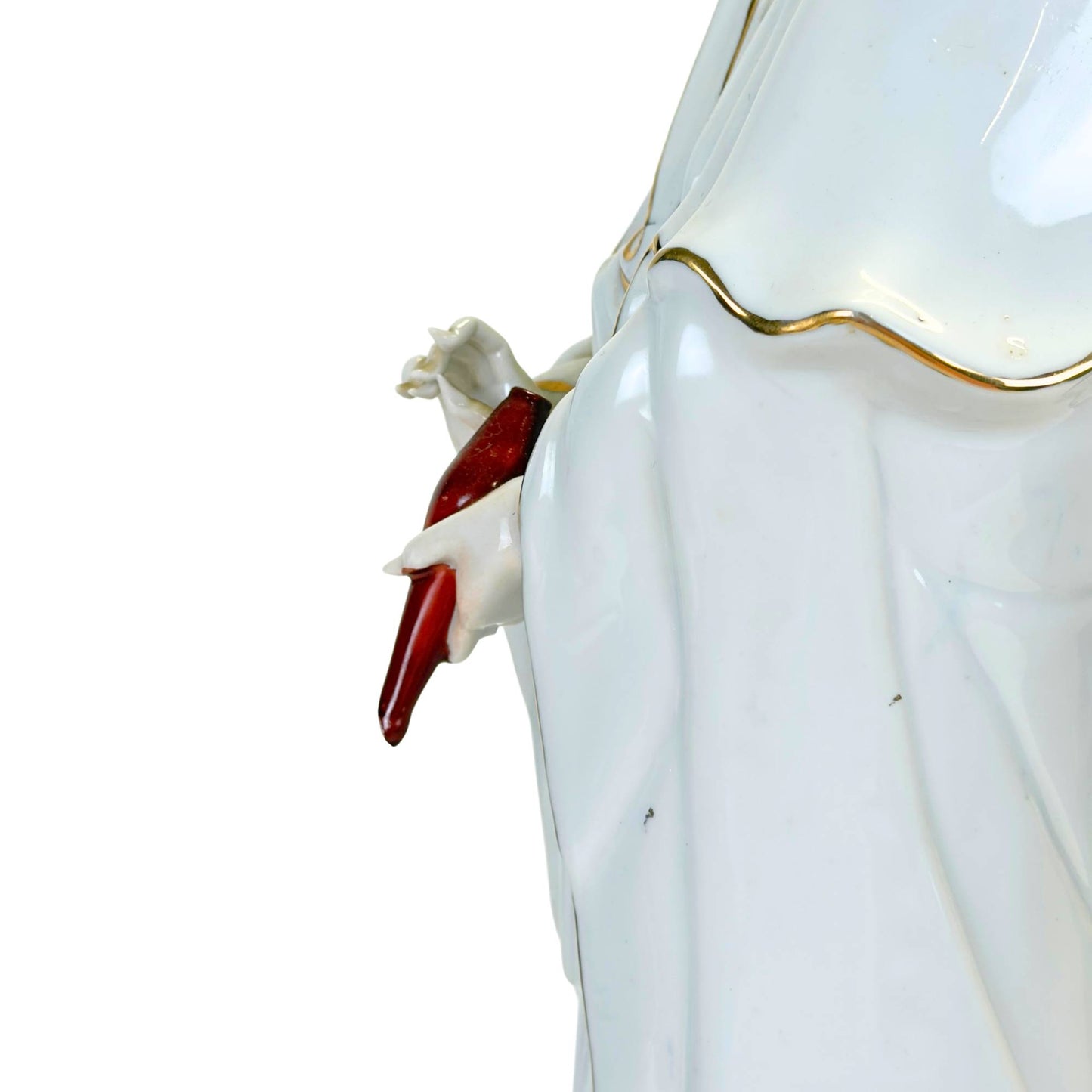 Die Unterseite der 3 kg schweren Guan-Yin-Statue, die das rohe Porzellan zeigt.