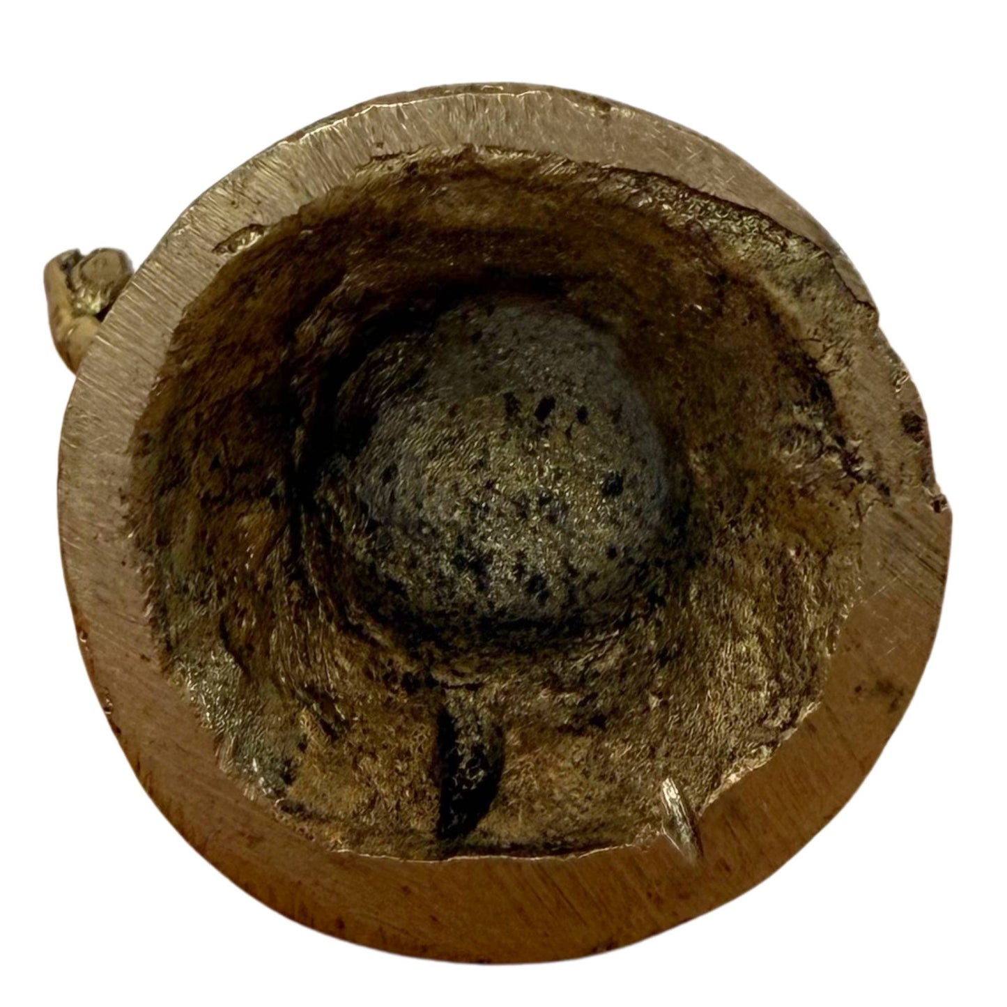 Forensische Detailaufnahme der Unterseite mit dem mineralisierten Gusskern im Boden.