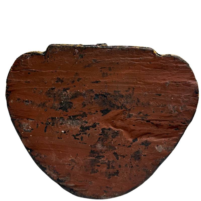 Unrestaurierte Unterseite mit mattem zinnoberrotem Lack und Spuren manueller Bearbeitung einer antiken Buddha-Statue aus Holz.
