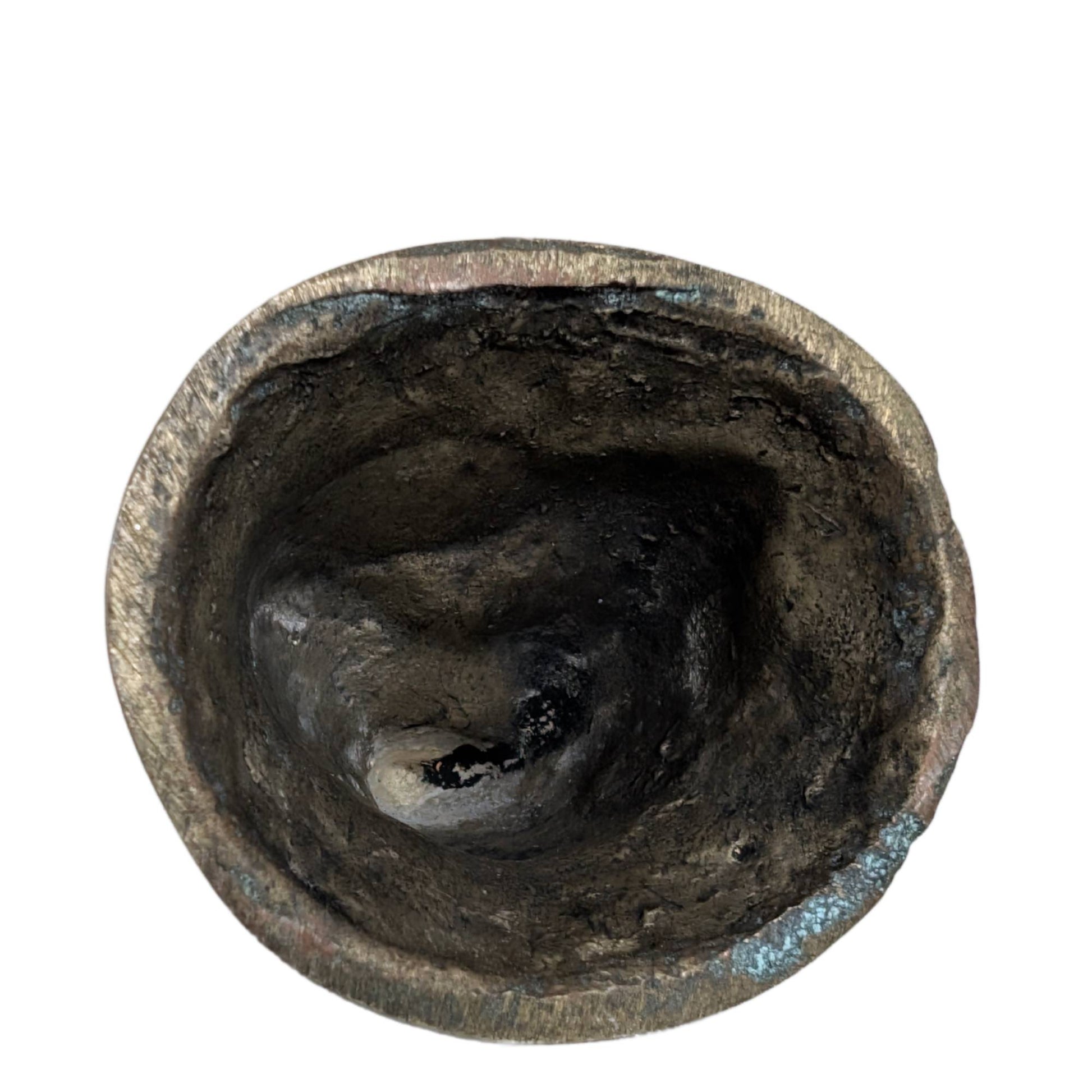Die hohle Unterseite der handgegossenen Buddha-Figur aus Messing.