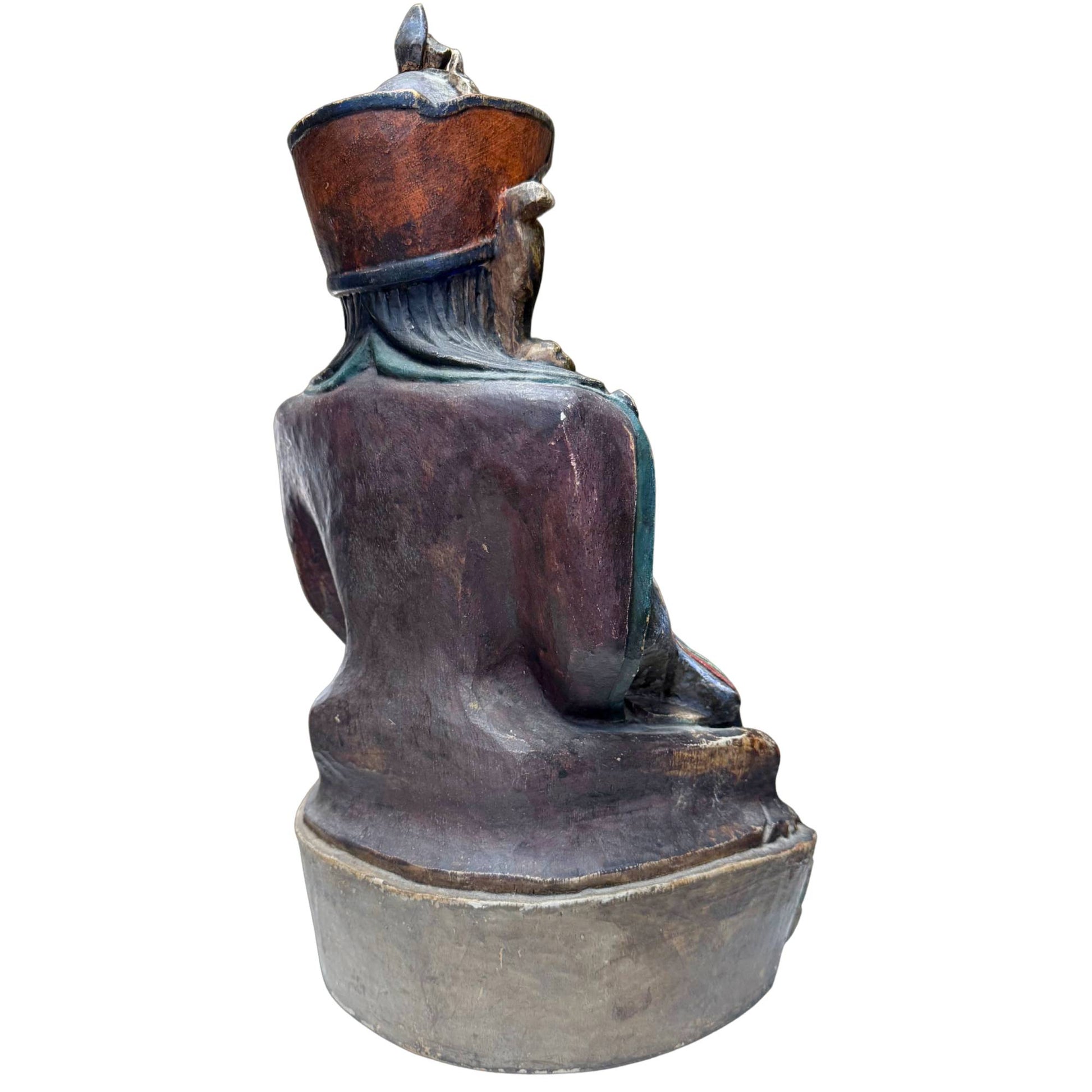 Prüfung der Schrumpfnaht am Boden der Holzstatue (Rabne-Siegel)