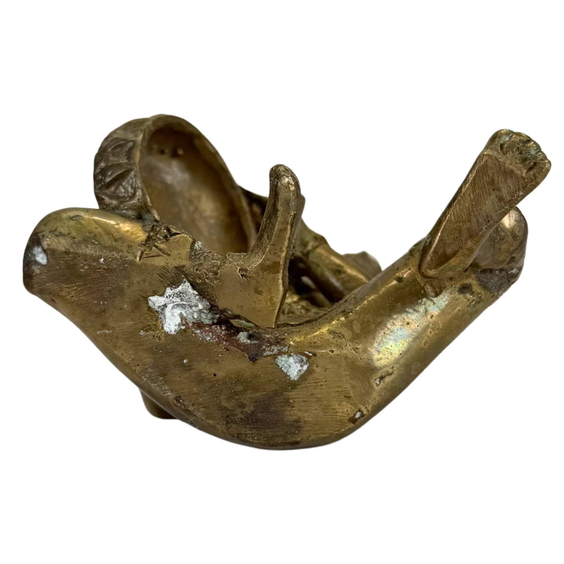 Unterseite einer alten thailändischen Bronzefigur mit handgefertigter Oberfläche