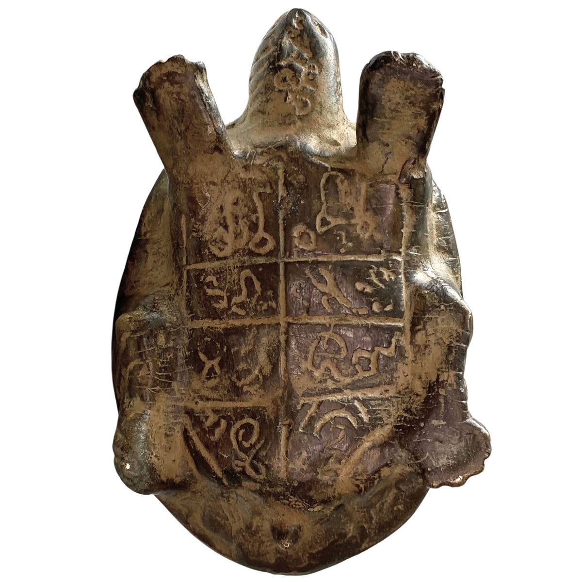 Unterseite des antiken bronzenen Schildkrötenbildes mit Yantra‑Raster